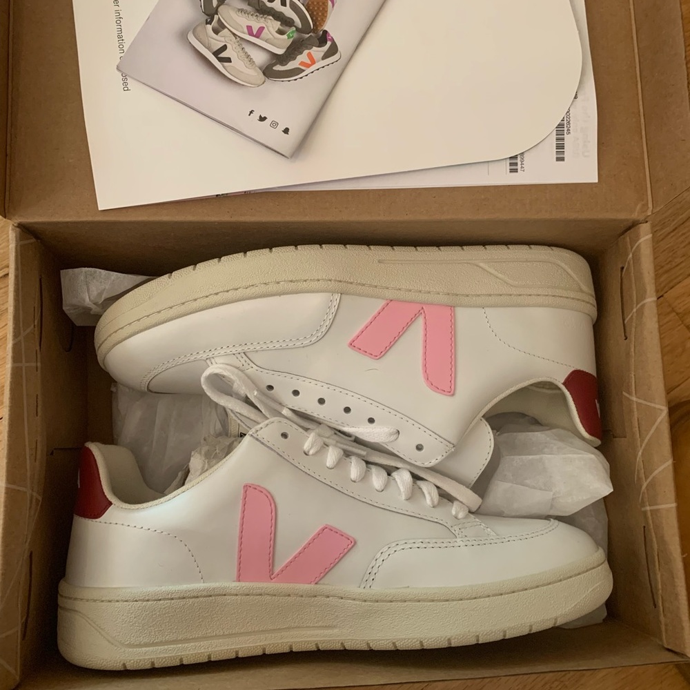 Veja sneakers women’s size 7. New with tags in original box